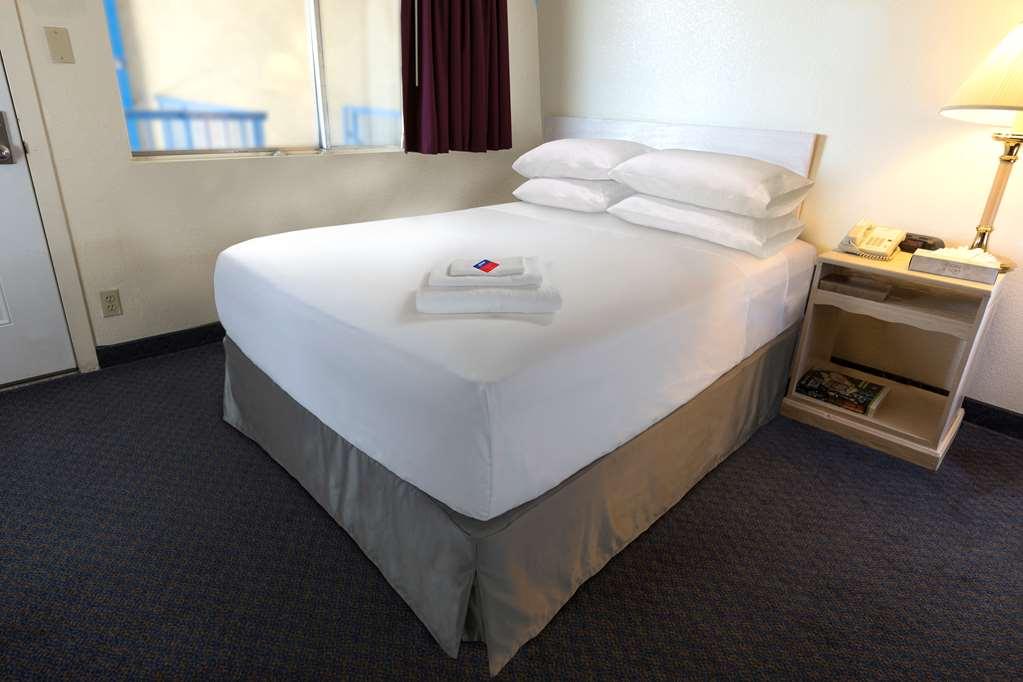 Days Inn & Suites By Wyndham Caseyville Værelse billede