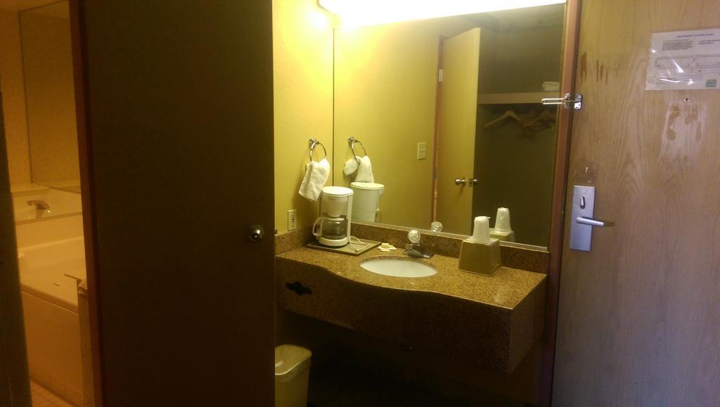 Days Inn & Suites By Wyndham Caseyville Eksteriør billede